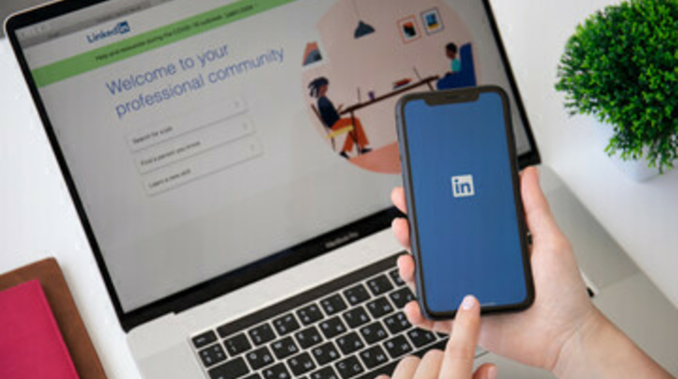 Is LinkedIn the right social network for your company ?